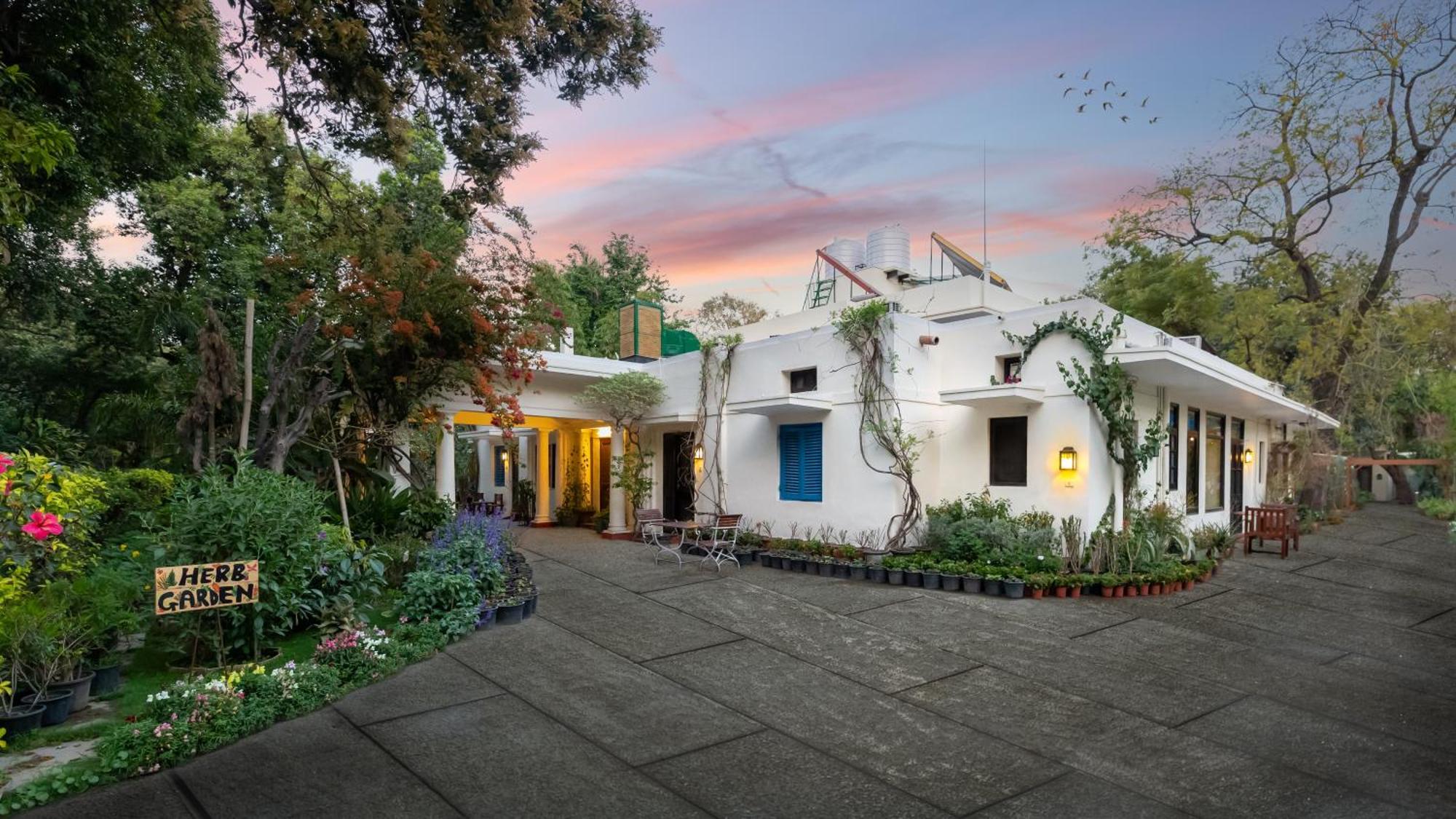Lutyens Bungalow Нью-Дели Экстерьер фото